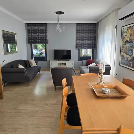 Mulberry, Kyrenia * Kyrenia (Northern Cyprus)