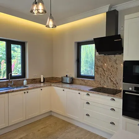 Mulberry, Kyrenia קיירניה